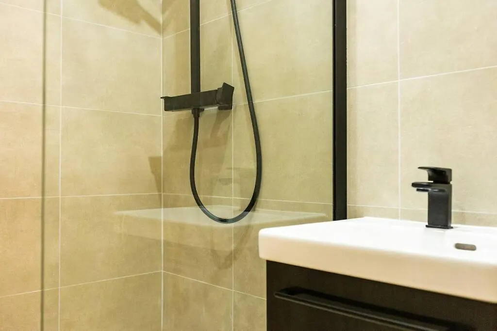Coeur De Paris - Grand Appartement Climatise 3 Br 0*,  France
