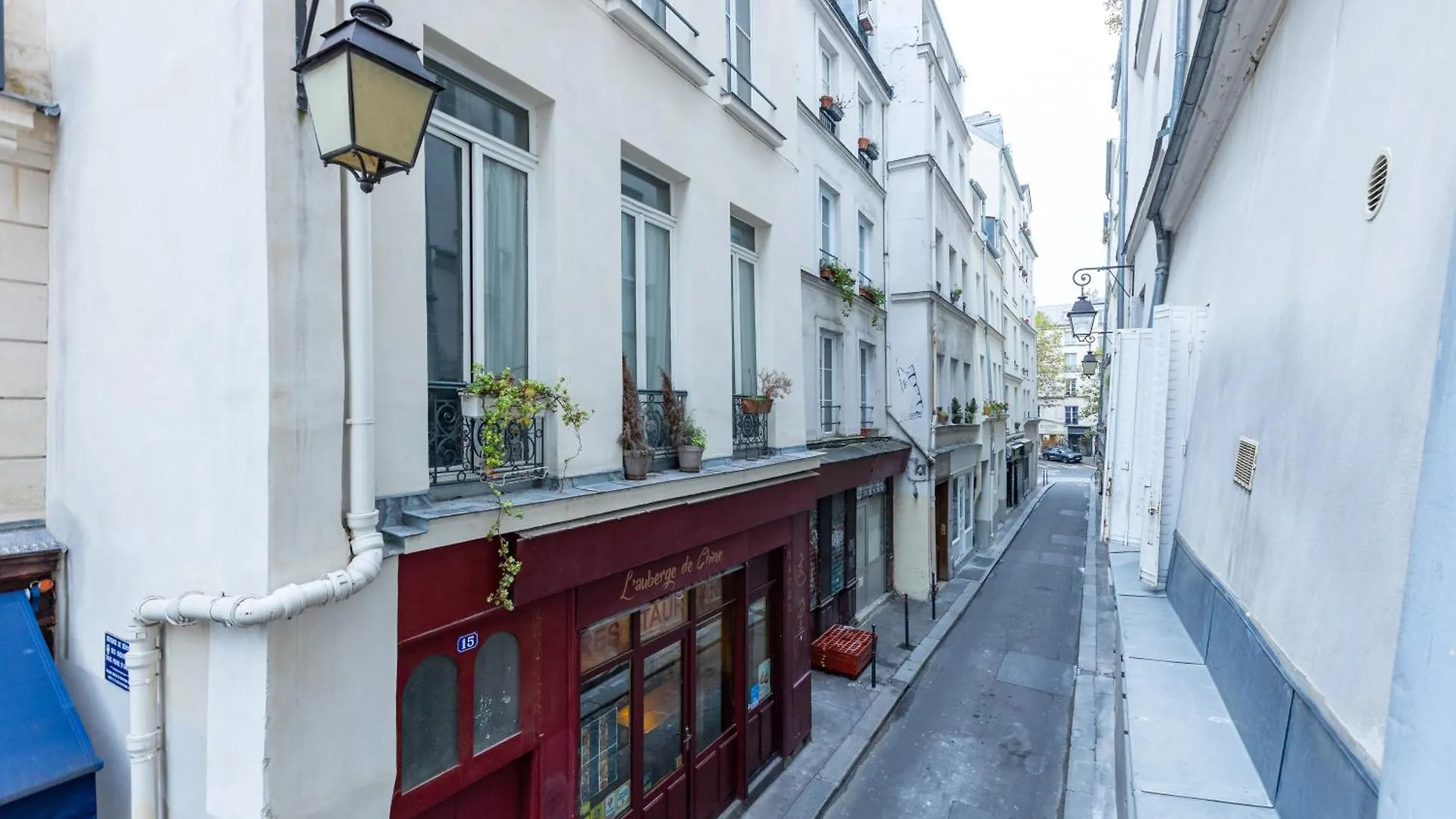 Coeur De Paris - Grand Appartement Climatise 3 Br 0*,  France
