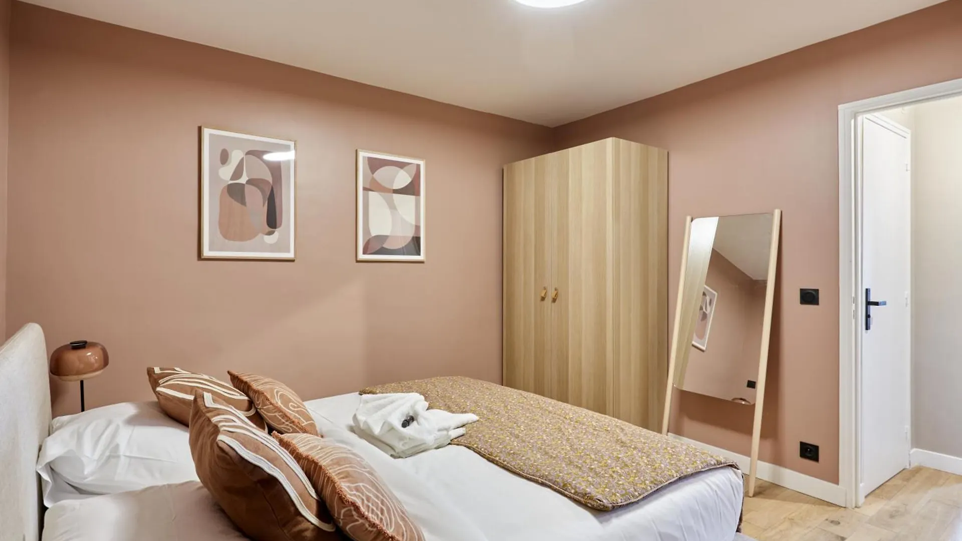 Coeur De Paris - Grand Appartement Climatise 3 Br 0*,  فرنسا